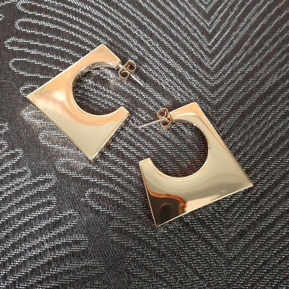Zara Elegant Gold Geometric Earrings - Picture 9 of 10